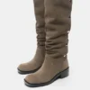 Botas de tacón alto de cuero con tachuelas Botas de tacón alto de cuero con tachuelas