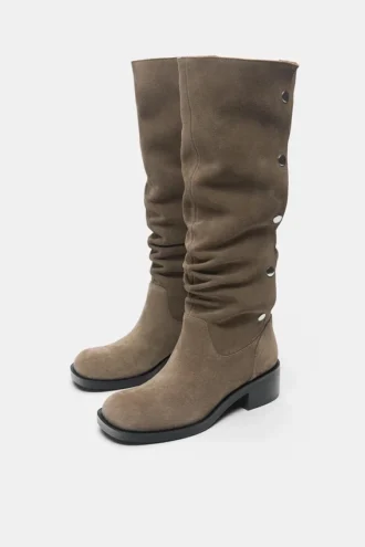 Botas de tacón alto de cuero con tachuelas
