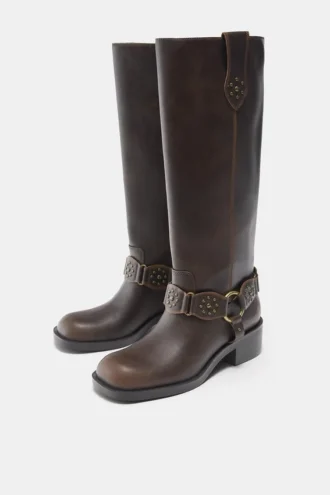 Botas moteras con tachuelas