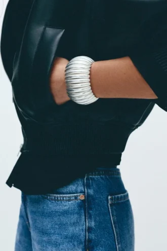 Brazalete metálico curvado