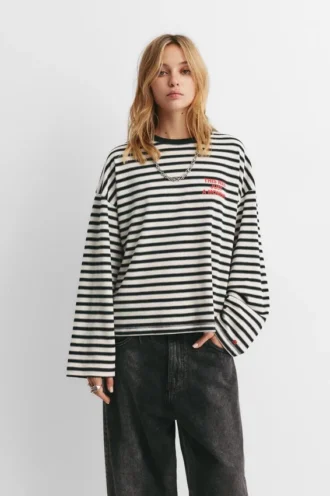 Camiseta a rayas con texto Camiseta a rayas con texto
