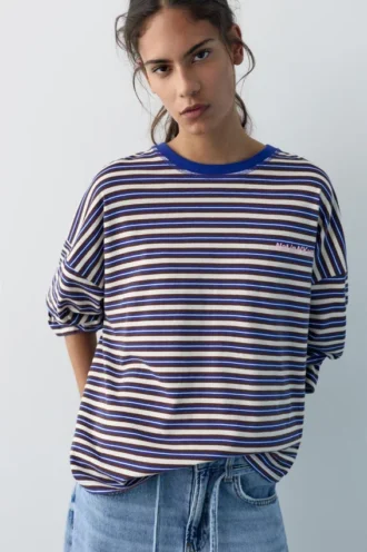 Camiseta a rayas con texto Camiseta a rayas con texto