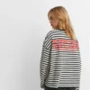 Camiseta a rayas con texto Camiseta a rayas con texto