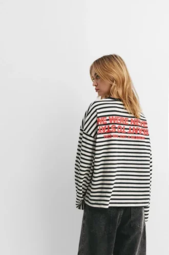 Camiseta a rayas con texto Camiseta a rayas con texto