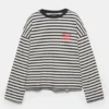 Camiseta a rayas con texto Camiseta a rayas con texto