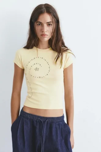 Camiseta amarilla con tachuelas Camiseta amarilla con tachuelas