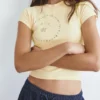 Camiseta amarilla con tachuelas Camiseta amarilla con tachuelas