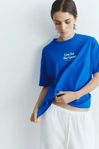 Camiseta azul con gráfico y eslogan Camiseta azul con gráfico y eslogan