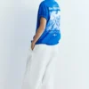 Camiseta azul con gráfico y eslogan