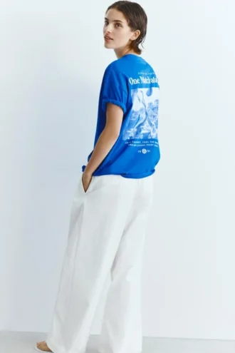 Camiseta azul con gráfico y eslogan Camiseta azul con gráfico y eslogan