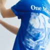 Camiseta azul con gráfico y eslogan