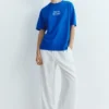 Camiseta azul con gráfico y eslogan