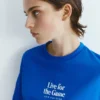 Camiseta azul con gráfico y eslogan