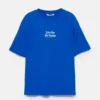Camiseta azul con gráfico y eslogan