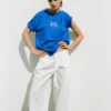 Camiseta azul con gráfico y eslogan