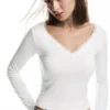 Camiseta con cuello con ribete de encaje Camiseta con cuello con ribete de encaje