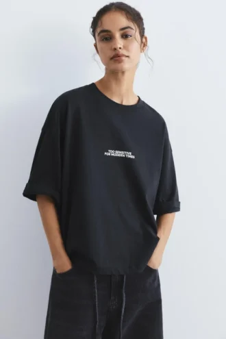 Camiseta con eslogan bordado en la etiqueta