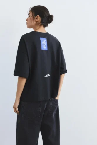 Camiseta con eslogan bordado en la etiqueta