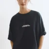 Camiseta con eslogan bordado en la etiqueta