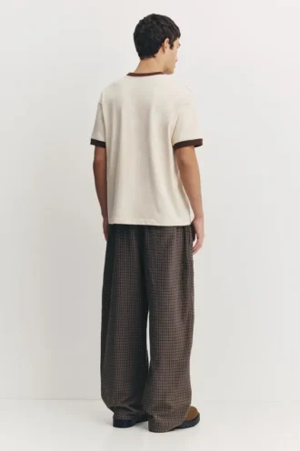 Camiseta con estampado en contraste y ribete