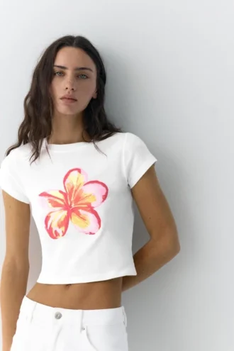 Camiseta con estampado floral
