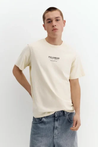 Camiseta con logotipo bordado