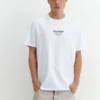 Camiseta con logotipo bordado