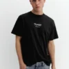 Camiseta con logotipo bordado