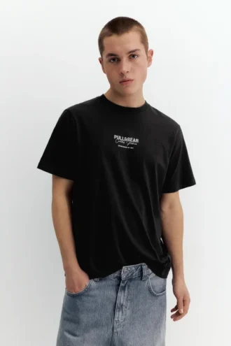 Camiseta con logotipo bordado