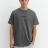 Camiseta con logotipo bordado
