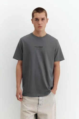 Camiseta con logotipo bordado