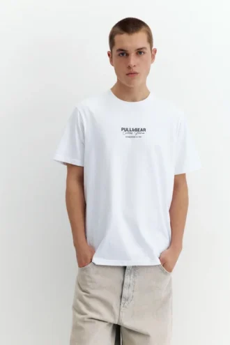 Camiseta con logotipo bordado