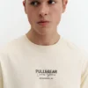 Camiseta con logotipo bordado
