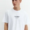 Camiseta con logotipo bordado