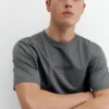 Camiseta con logotipo bordado