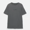 Camiseta con logotipo bordado
