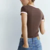 Camiseta de manga corta con cuello acanalado