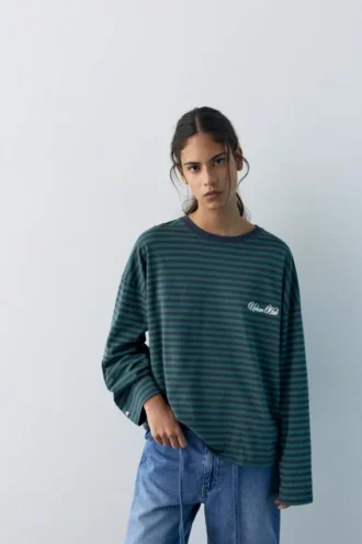 Camiseta de manga larga a rayas con texto