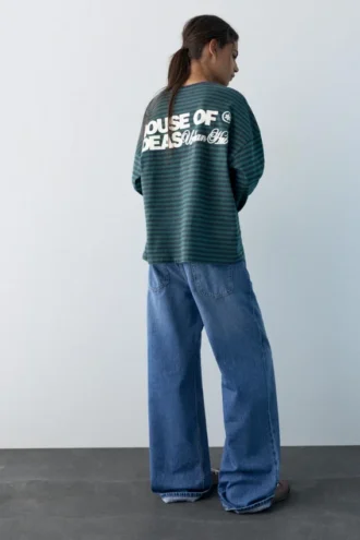 Camiseta de manga larga a rayas con texto