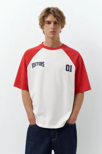 Camiseta de manga raglán «Visitors»