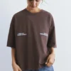 Camiseta marrón de manga corta con eslogan