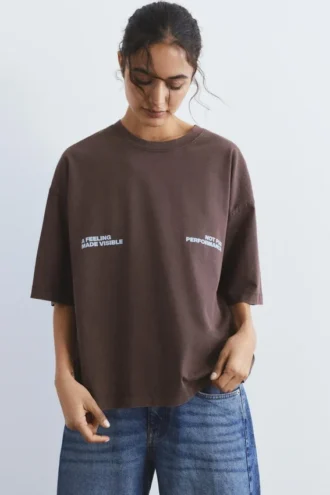 Camiseta marrón de manga corta con eslogan