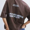 Camiseta marrón de manga corta con eslogan