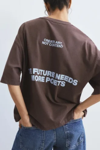 Camiseta marrón de manga corta con eslogan