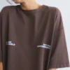 Camiseta marrón de manga corta con eslogan