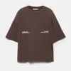 Camiseta marrón de manga corta con eslogan