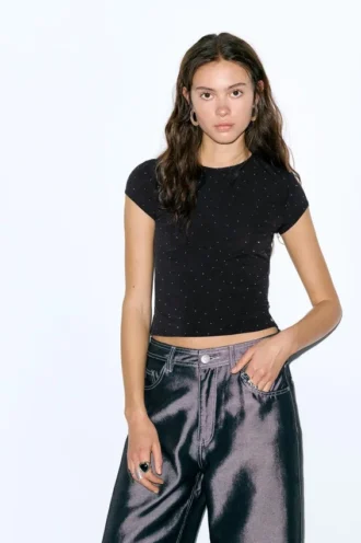 Camiseta negra con pedrería
