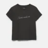 Camiseta negra con pedrería Camiseta negra con pedrería