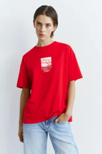 Camiseta roja con eslogan estampado