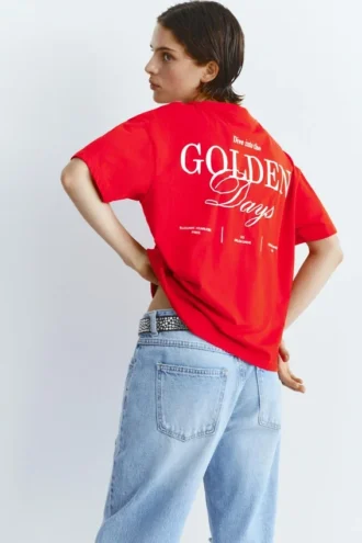 Camiseta roja con eslogan estampado